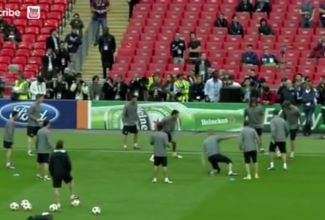 Video: Màn đá ma 1 chạm huyền thoại của các cầu thủ Barca